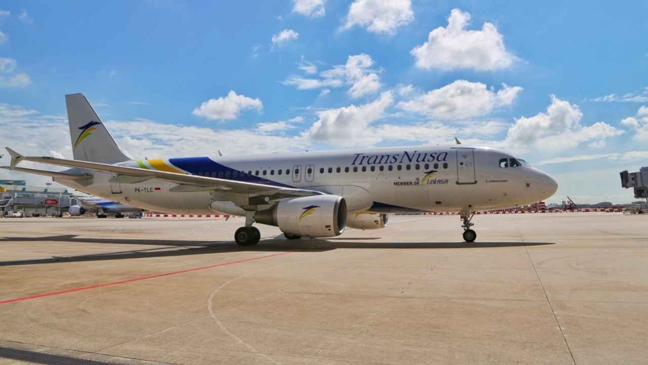 Pesawat TransNusa melayani rute internasional Melbourne–Bali dengan layanan Premium Plus.