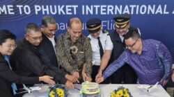 Pesawat Transnusa melayani penerbangan langsung Bali Phuket.