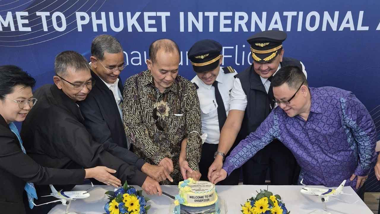 Pesawat Transnusa melayani penerbangan langsung Bali Phuket.
