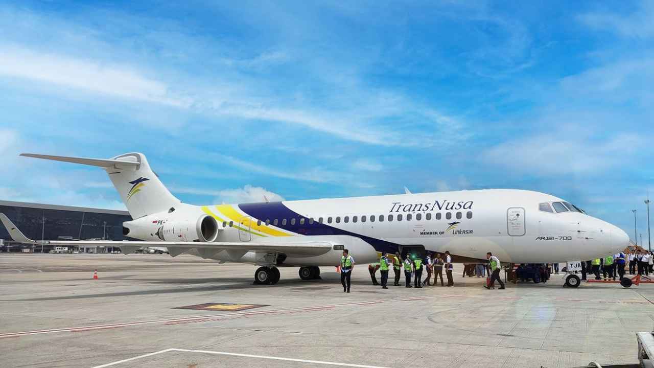 Pesawat TransNusa melayani rute Denpasar Bali Surabaya.