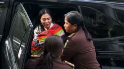 Vonnie Anneke Panambunan tiba di Bandara Sam Ratulangi Manado dengan pengawalan Kejati Sulut.
