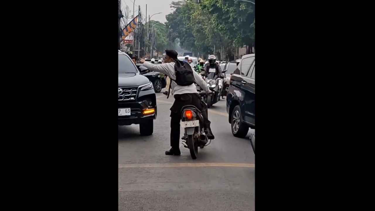 Ambulans membawa pasien kritis terhambat pengaturan lalu lintas di Lubang Buaya.