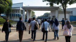 Pekerja di kawasan industri terkait data 63.789 laporan PHK di Indonesia hingga September 2026.