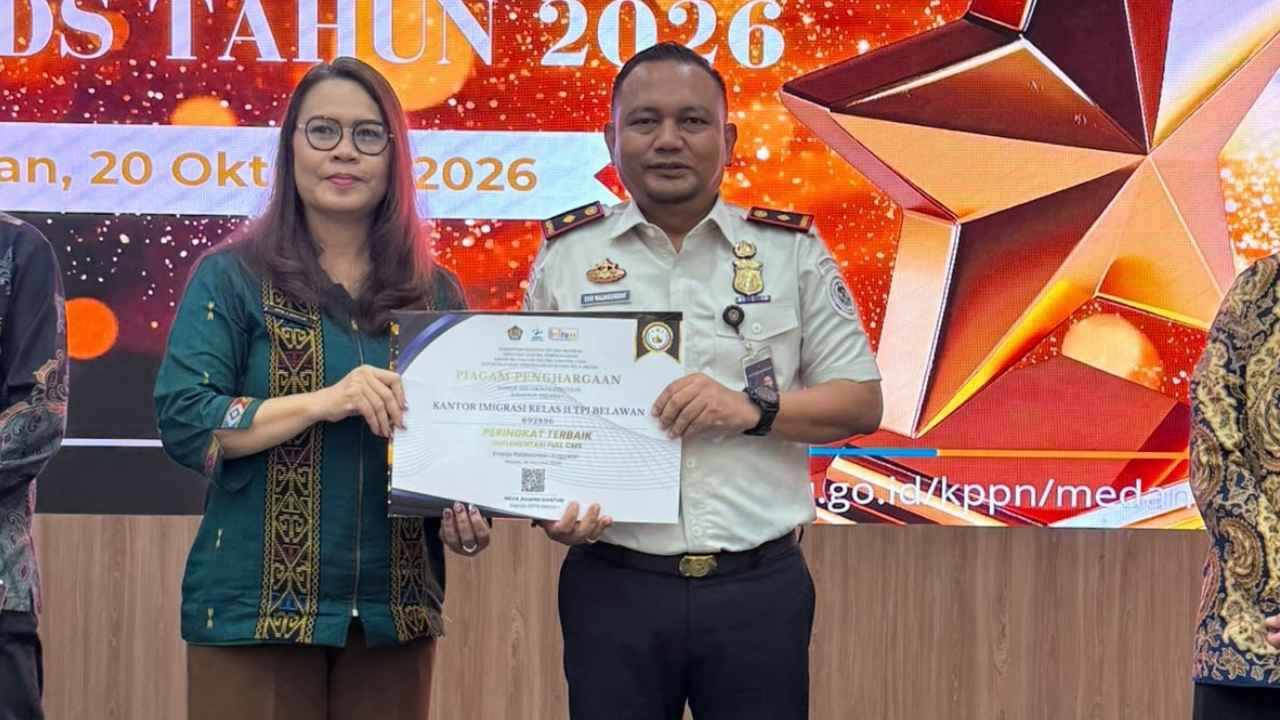 Eko Yudis Parlin Rajagukguk menerima penghargaan implementasi Full CMS dari KPPN Medan I Awards 2026.