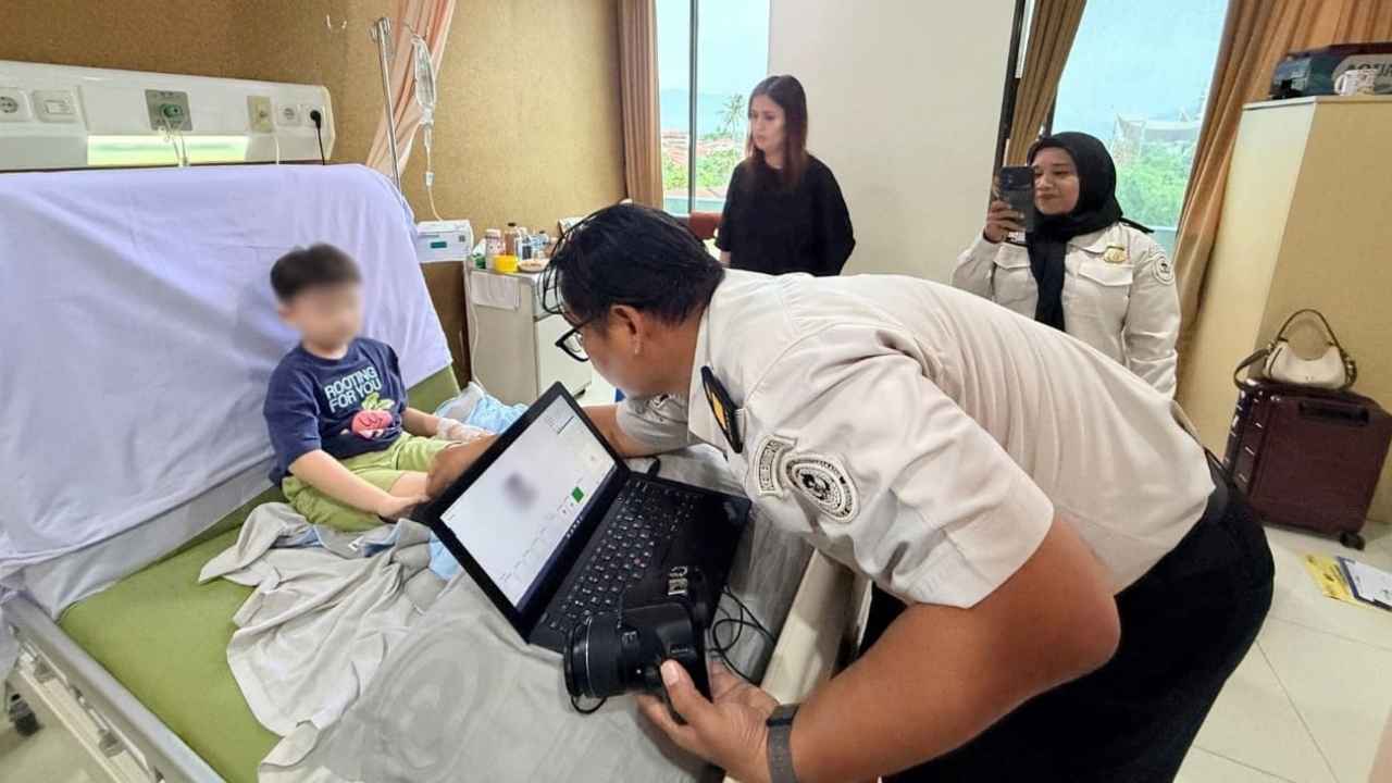 Petugas Imigrasi Padang memberikan layanan paspor darurat di RS Hermina Padang.