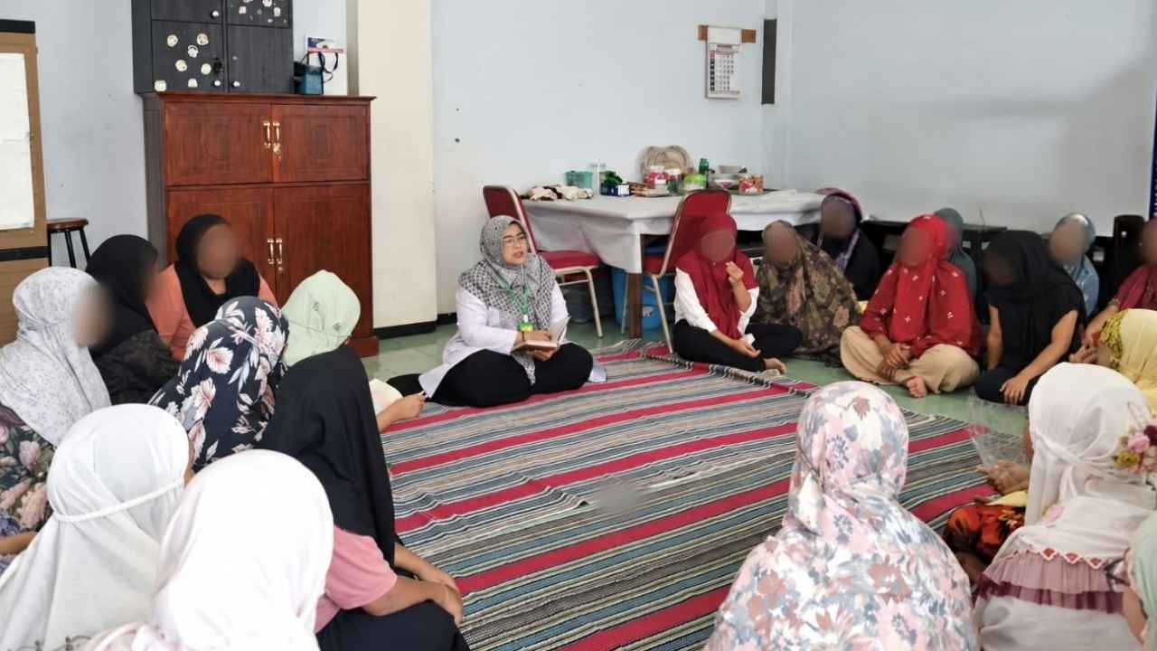 Kajian Islam bagi warga binaan Blok Wanita Lapas Jember.