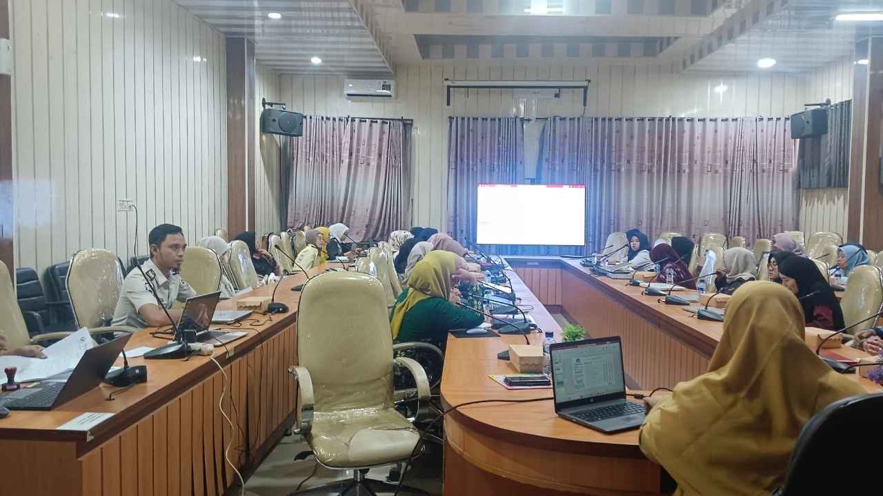 Petugas Lapas Kelas IIA Jember mengikuti kegiatan sinkronisasi data layanan kesehatan melalui aplikasi SIGIZI KESGA.