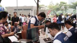 Petugas melayani permohonan paspor dalam kegiatan PASPORIA Kantor Imigrasi Jakarta Utara.