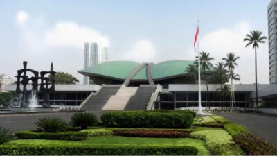Gedung DPR RI terkait wacana Pansus untuk menindaklanjuti putusan MK mengenai syarat pendidikan Gibran.