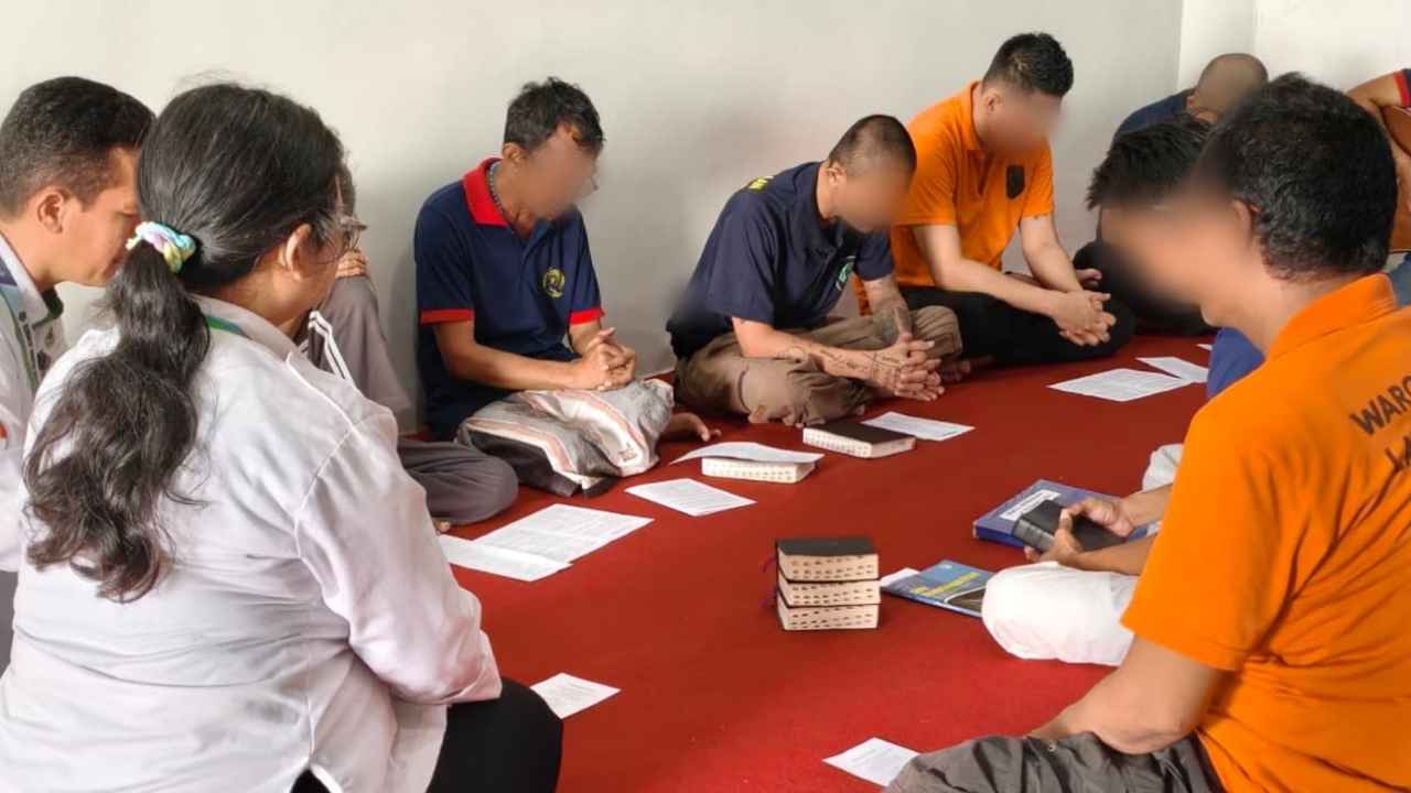 Pembinaan rohani warga binaan Kristen di Lapas Jember.