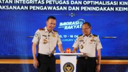 Petugas Imigrasi melakukan pengawasan keimigrasian berbasis digital terhadap orang asing di Indonesia.