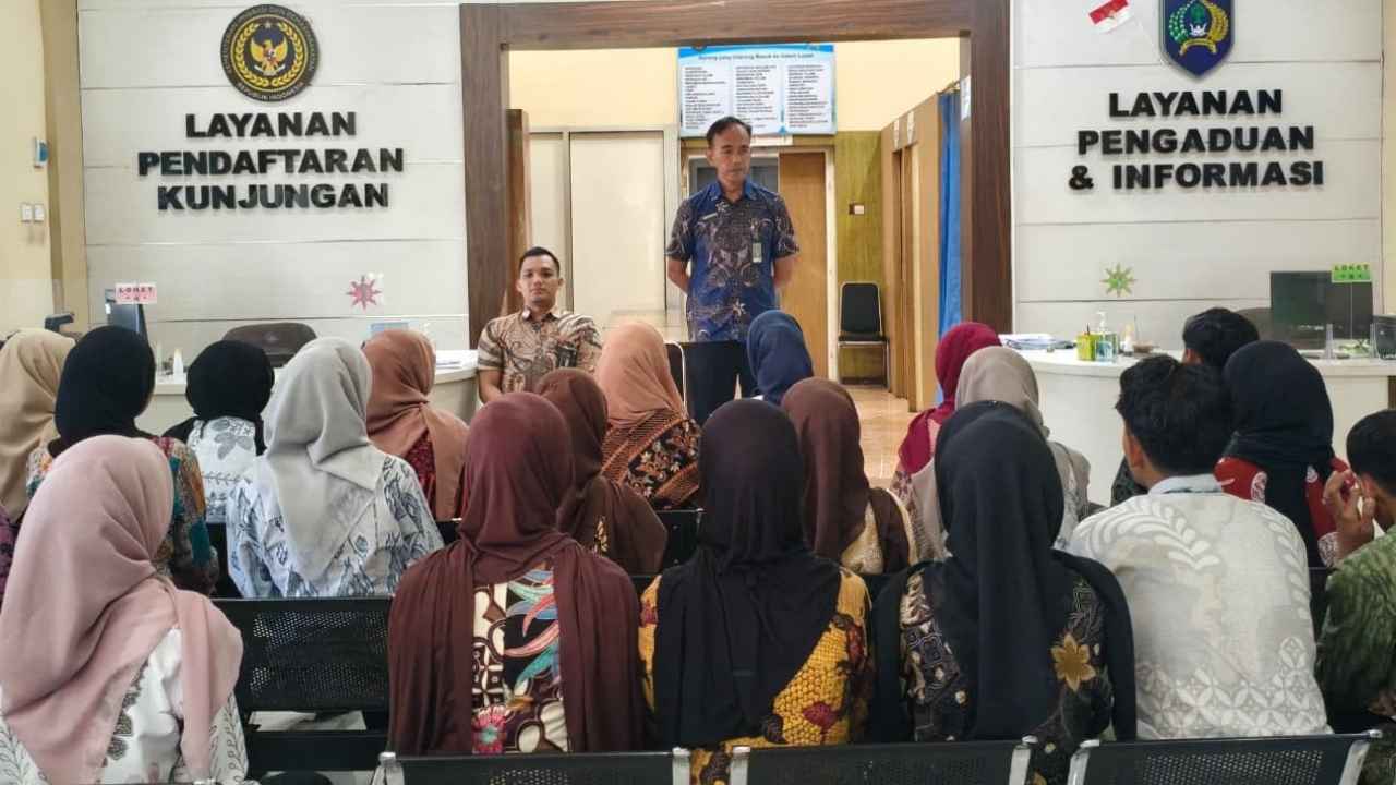Peserta magang dan PKL mendapat pembekalan di Lapas Jember.