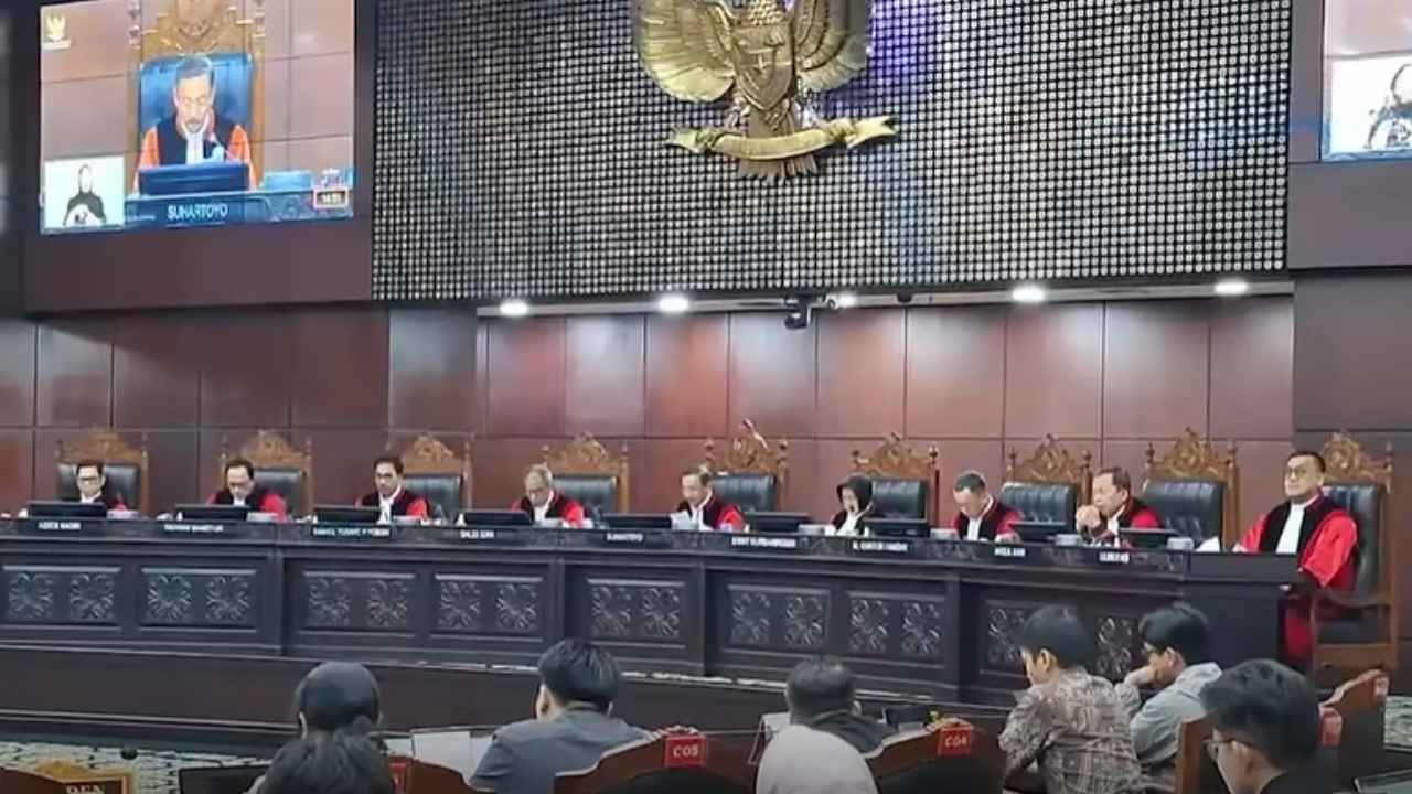 Sidang putusan MK terkait gugatan syarat pendidikan Gibran Rakabuming Raka.