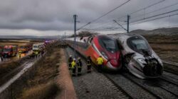 Petugas darurat menangani kecelakaan dua kereta cepat di wilayah Toledo, Spanyol, pada 28 Oktober 2026.