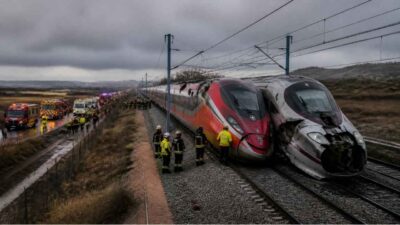 Petugas darurat menangani kecelakaan dua kereta cepat di wilayah Toledo, Spanyol, pada 28 Oktober 2026.